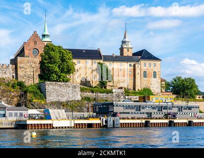 Burg Akershus Festung und ehemalige königliche Residenz von der Waterfront in Oslofjord in Oslo Norwegen Stockfoto