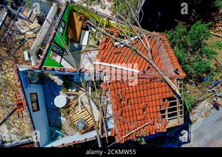 Nea Plagia, Chalkidiki, Griechenland - 10. Juli 2019: Luftaufnahme der beschädigten Dächer von Häusern in Nea Plagia nach einem Sturm und Tornados Stockfoto