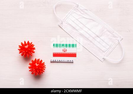 Coronavirus covid-19 Konzept. Draufsicht schützende Atemmaske und Flagge des Iran. Stockfoto