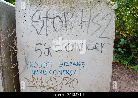 Ruislip, Middlesex, Großbritannien. September 2020. Stop HS2 Graffiti und 5G = Krebs. Aufgrund der Arbeiten an der Hochgeschwindigkeitsstrecke HS2 von London nach Birmingham hat HS2 den Ruislip Golf Club und die Driving Range des Ruislip Golf Center übernommen. Sie bleiben bis mindestens 2023/2024 geschlossen, während HS2 Bauarbeiten durchführen. Der Club ist jetzt eingezäunt mit Hochsicherheitszaun und 24 Stunden CCTV-Überwachung. HS2 wird die Vegetation und Bäume auf dem Golfplatz entfernen. Quelle: Maureen McLean/Alamy Stockfoto