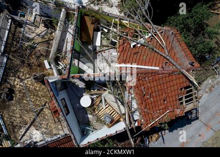 Nea Plagia, Chalkidiki, Griechenland - 10. Juli 2019: Luftaufnahme der beschädigten Dächer von Häusern in Nea Plagia nach einem Sturm und Tornados Stockfoto