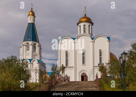 MURMANSK, RUSSLAND - 2014. SEPTEMBER. Vorderansicht der Heiland-Kirche auf dem Wasser in Murmansk. Stockfoto