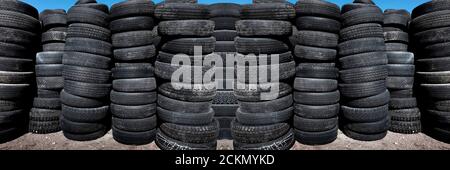 Haufen und Stapel alter abgenutzter Gummireifen Stockfoto