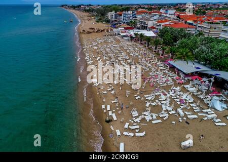 Nea Plagia, Chalkidiki, Griechenland - 10. Juli 2019: Luftaufnahme von beschädigten Sonnenschirmen und Sonnenliegen am Strand in Nea Plagia nach einem Sturm und Tornados Stockfoto