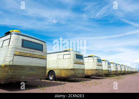 Reihe von Wohnmobilen bei sonnigem Wetter. Ein Motel am Straßenrand mit Wohnwagen. Sonnig Stockfoto