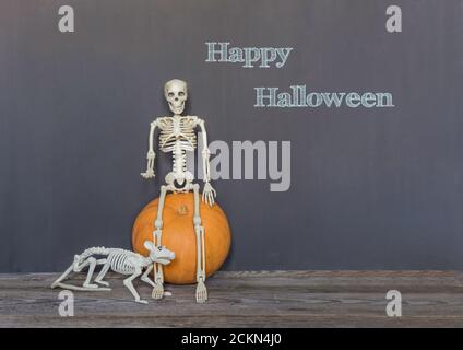 Happy halloween Grußtext über dunklem Holz und Blackboard Hintergrund. Stockfoto