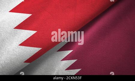 Bahrain und Katar zwei Flaggen Textiltuch, Stoff Textur Stockfoto