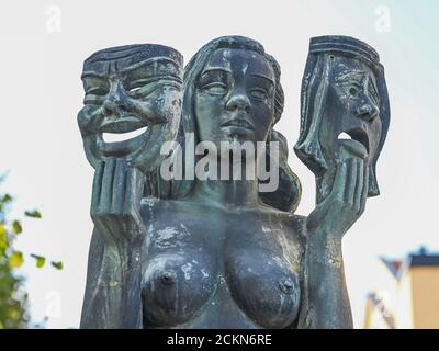 Bronzeskulptur von Thalia die Muse der Komödie und Idylle Poesie des berühmten schwedischen Künstlers Bror Hjort im Park Vor dem Theatergebäude in Norrko Stockfoto