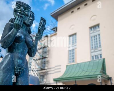 Bronzeskulptur von Thalia die Muse der Komödie und Idylle Poesie des berühmten schwedischen Künstlers Bror Hjort im Park Vor dem Theatergebäude in Norrko Stockfoto