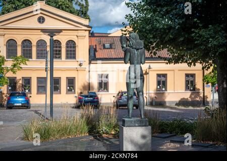 Bronzeskulptur von Thalia die Muse der Komödie und Idylle Poesie des berühmten schwedischen Künstlers Bror Hjort im Park Vor dem Theatergebäude in Norrko Stockfoto