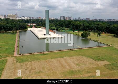 Dhaka, Bangladesch - 07. September 2020: Blick auf das Unabhängigkeitsdenkmal (Glasturm oder Lichtturm) in Suhrawardy Udyan in Dhaka, Bangladesch. Stockfoto