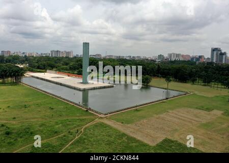 Dhaka, Bangladesch - 07. September 2020: Blick auf das Unabhängigkeitsdenkmal (Glasturm oder Lichtturm) in Suhrawardy Udyan in Dhaka, Bangladesch. Stockfoto