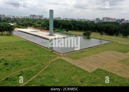 Dhaka, Bangladesch - 07. September 2020: Blick auf das Unabhängigkeitsdenkmal (Glasturm oder Lichtturm) in Suhrawardy Udyan in Dhaka, Bangladesch. Stockfoto