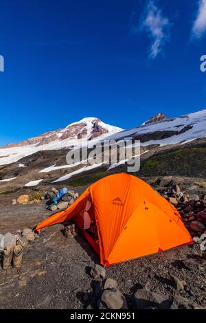 Zelt im Hogsback Camp, einem Klettercamp am Heliotrope Ridge an den Hängen des Mount Baker, Mount Baker-Snoqualmie National Forest, Washington State, USA Stockfoto