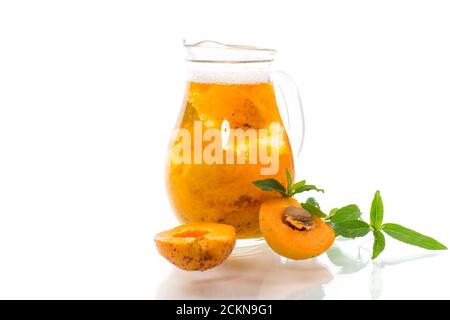 Kalter Aprikosenkompott in einer Glasdekanter Stockfoto