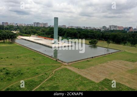 Dhaka, Bangladesch - 07. September 2020: Blick auf das Unabhängigkeitsdenkmal (Glasturm oder Lichtturm) in Suhrawardy Udyan in Dhaka, Bangladesch. Stockfoto