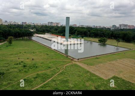 Dhaka, Bangladesch - 07. September 2020: Blick auf das Unabhängigkeitsdenkmal (Glasturm oder Lichtturm) in Suhrawardy Udyan in Dhaka, Bangladesch. Stockfoto