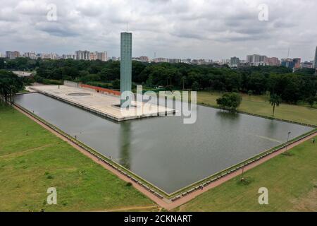 Dhaka, Bangladesch - 07. September 2020: Blick auf das Unabhängigkeitsdenkmal (Glasturm oder Lichtturm) in Suhrawardy Udyan in Dhaka, Bangladesch. Stockfoto