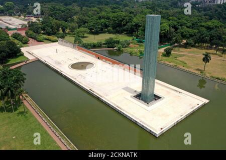 Dhaka, Bangladesch - 09. September 2020: Blick auf das Unabhängigkeitsdenkmal (Glasturm oder Lichtturm) in Suhrawardy Udyan in Dhaka, Bangladesch. Stockfoto