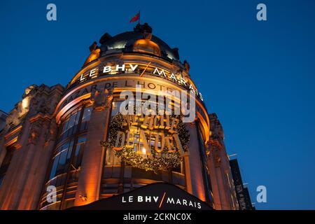 PARIS, FRANKREICH -24. NOVEMBER 2019: Weihnachten in Paris. Nachtansicht der Weihnachtsdekoration des BHV Kaufhauses Stockfoto