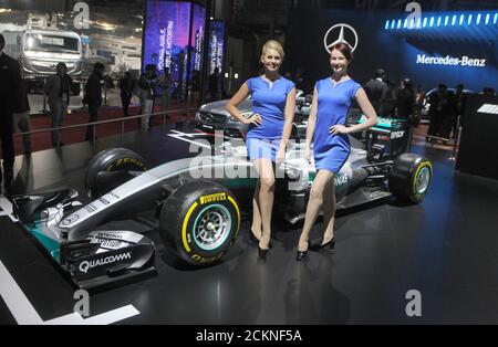 Die Modelle posieren mit einem Marcedes Benz Racing Concept Car auf der Auto Expo im Großraum Noida bei New Delh. Foto: Sondeep Shankar Stockfoto