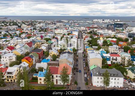 Reykjavik, Island- 27. August 2015: Panoramablick auf die Stadt Reykjavik vom Hallgrimskirkja-Turm. Berg im Hintergrund. Stockfoto