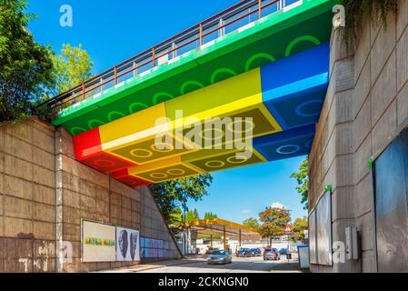 Die Lego-Brücke in Wuppertal, Deutschland. 2011 übermalte Graffiti und Straßenkünstler Martin Heuwold die Brücke im Lego-Backsteinstil. Stockfoto