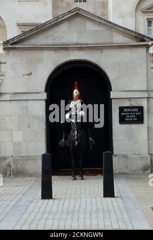 London, Großbritannien. September 2020. Ein Soldat der Queen’s Life Guards am Eingang der Horse Guards Parade im Dienst ohne Zuschauer während der Coronavirus ( covid-19 ) Pandemie auf einer verlassenen und leeren Whitehall gesehen. Kredit: Joekuis / Alamy Nachrichten Stockfoto