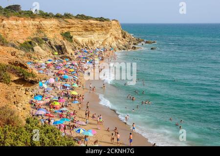 Calas de Roche, berühmte Strände und Buchten in der Provinz Cadiz, Spanien Stockfoto