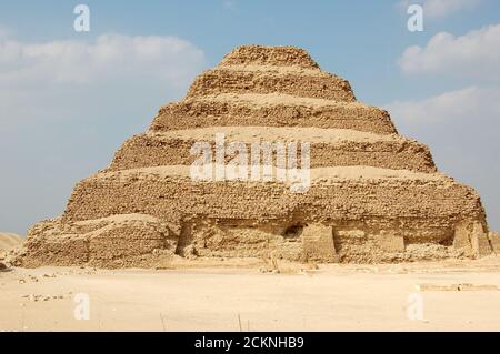 Ägypten, Kairo, die Stufenpyramide von Djoser in Sakkara, sie stammt aus dem 27. Jahrhundert v. Chr. und ist das erste Pyramidendenkmal. Stockfoto