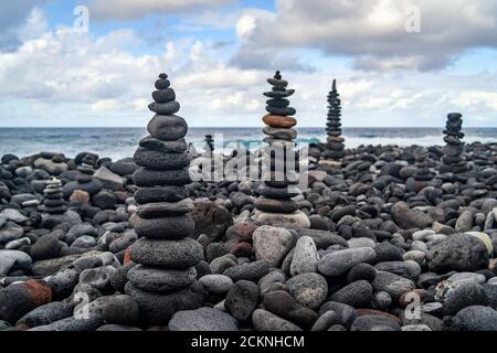 Viele Steinstapel am Strand in der Nähe des Ozeans Stockfoto