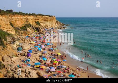 Calas de Roche, überfüllte Touristenbuchten in der Provinz Cadiz Stockfoto