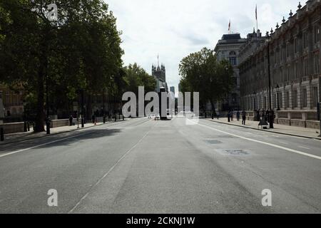 London, Großbritannien. September 2020. Whitehall in London, das Zentrum der britischen Regierung und wichtige Touristenattraktionen wie das Monument für Frauen während des Zweiten Weltkriegs und mit dem Palace of Westminster im Hintergrund. Normalerweise ist es voll von Touristen und Besuchern, aber hier gesehen fast verlassen und leer während der Coronavirus ( covid-19 ) Pandemie. Kredit: Joekuis / Alamy Nachrichten Stockfoto