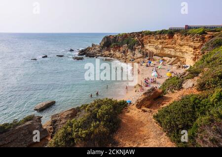 Calas de Roche. Schöne, unberührte Buchten in der Nähe von Conil de la Frontera in Cadiz, Spanien Stockfoto