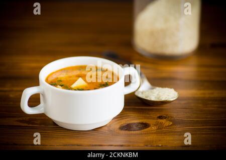 Vegetarische Tomatensuppe auf einem Teller Stockfoto