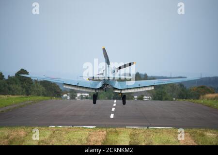 Cumbernauld, Schottland, Großbritannien. September 2020. Im Bild: Sonderflug eines spitfire-Flugzeugs mit der auf die Rumpfunterseite gemalten Botschaft „THANK U NHS“ wird vor einer Menschenmenge, die sich vor dem Flughafen Cumbernauld versammelt hat, beim Kunstflug gesehen, bevor es für den Abend landet. Morgen geht die spitfire auf Schottland-Rundreise über verschiedene Krankenhäuser und dankt dem NHS für seine harte Arbeit während der Coronavirus-Pandemie (COVID-19). Quelle: Colin Fisher/Alamy Live News Stockfoto