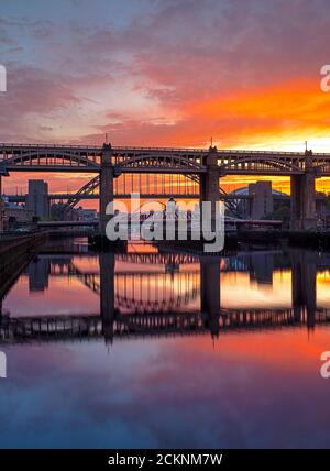Sonnenaufgang am Newcastle Kai, Newcastle upon Tyne, Tyne & Wear, England, Vereinigtes Königreich Stockfoto