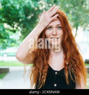 Junges Mädchen hat einen Fehler gemacht. Missing or Bedauern Konzept. Stockfoto