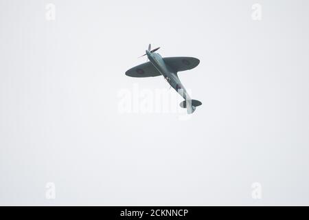 Cumbernauld, Schottland, Großbritannien. September 2020. Im Bild: Sonderflug eines spitfire-Flugzeugs mit der auf die Rumpfunterseite gemalten Botschaft „THANK U NHS“ wird vor einer Menschenmenge, die sich vor dem Flughafen Cumbernauld versammelt hat, beim Kunstflug gesehen, bevor es für den Abend landet. Morgen geht die spitfire auf Schottland-Rundreise über verschiedene Krankenhäuser und dankt dem NHS für seine harte Arbeit während der Coronavirus-Pandemie (COVID-19). Quelle: Colin Fisher/Alamy Live News Stockfoto