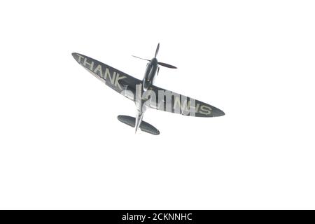 Cumbernauld, Schottland, Großbritannien. September 2020. Im Bild: Sonderflug eines spitfire-Flugzeugs mit der auf die Rumpfunterseite gemalten Botschaft „THANK U NHS“ wird vor einer Menschenmenge, die sich vor dem Flughafen Cumbernauld versammelt hat, beim Kunstflug gesehen, bevor es für den Abend landet. Morgen geht die spitfire auf Schottland-Rundreise über verschiedene Krankenhäuser und dankt dem NHS für seine harte Arbeit während der Coronavirus-Pandemie (COVID-19). Quelle: Colin Fisher/Alamy Live News Stockfoto