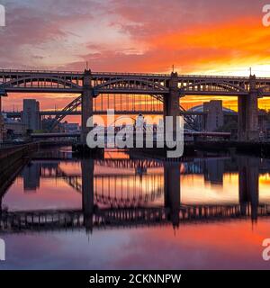Sonnenaufgang am Newcastle Kai, Newcastle upon Tyne, Tyne & Wear, England, Vereinigtes Königreich Stockfoto