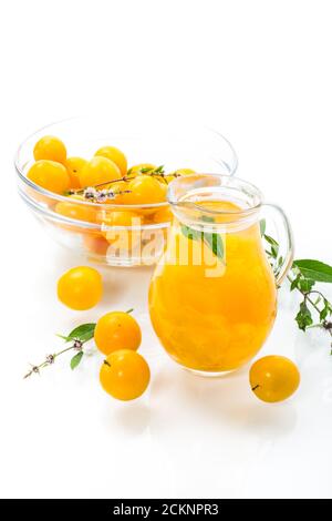 Süßes gekochtes Kompott in einem Glasdekanter von reifem Gelb Kirschpflaume Stockfoto