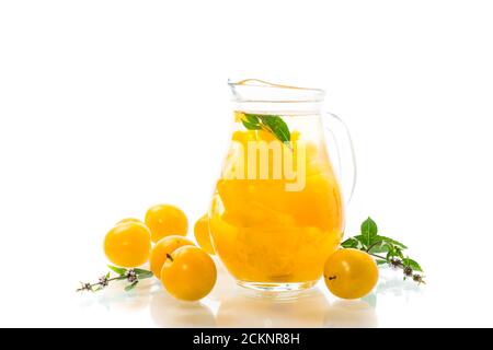 Süßes gekochtes Kompott in einem Glasdekanter von reifem Gelb Kirschpflaume Stockfoto