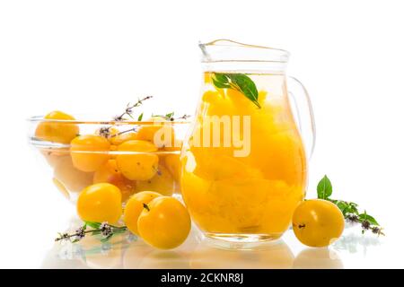 Süßes gekochtes Kompott in einem Glasdekanter von reifem Gelb Kirschpflaume Stockfoto