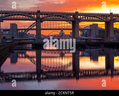 Sonnenaufgang am Newcastle Kai, Newcastle upon Tyne, Tyne & Wear, England, Vereinigtes Königreich Stockfoto