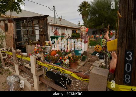 Eine Halloween-Ausstellung im Hof eines Hauses, Tombstone, Arizona, USA. Stockfoto