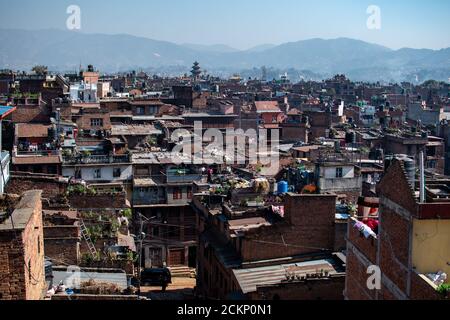 Bhaktapur, Kathmandu, Nepal - 23. Dezember 2019: Stadtbild von einer Dachterrasse über Backsteinhäuser und Tempel am 23. Dezember 2019 in Bhaktapur, Nepal Stockfoto