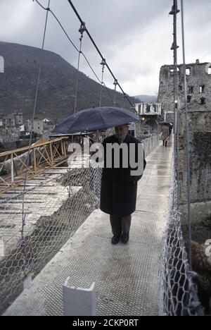 6. Dezember 1995 während des Krieges in Bosnien: Die Menschen überqueren eine Seilbrücke, die die Stari Most (Alte Brücke) ersetzt, über den Fluss Neretva in Mostar. Stockfoto