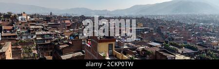 Bhaktapur, Kathmandu, Nepal - 23. Dezember 2019: Panoramablick auf die Stadt von einer Dachterrasse über Backsteinhäuser und Tempel am 23. Dezember 2019 Stockfoto