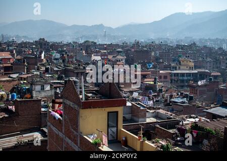 Bhaktapur, Kathmandu, Nepal - 23. Dezember 2019: Stadtbild von einer Dachterrasse über Backsteinhäuser und Tempel am 23. Dezember 2019 in Bhaktapur, Nepal Stockfoto